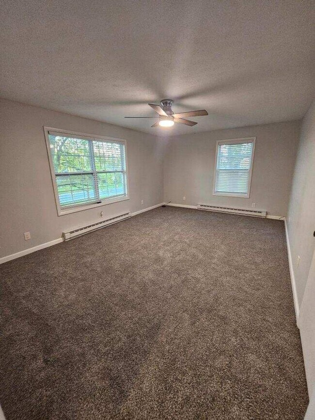 Building Photo - Spacious 3 Bedroom Single Family Home Bloomfield $2100