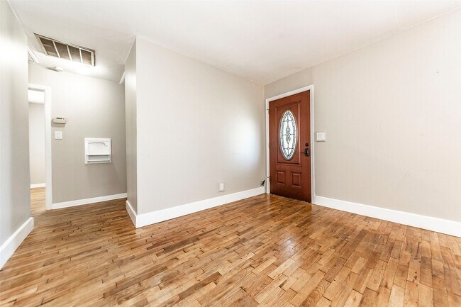 Building Photo - 2835 Beverly Rd