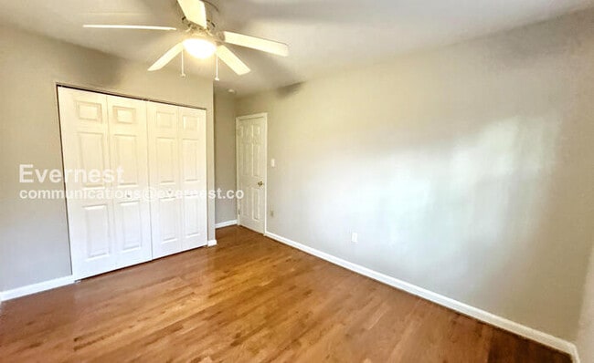 Building Photo - 2058 Mayflower Dr