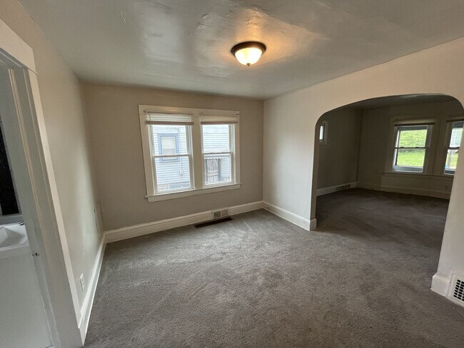 Building Photo - Four bedroom one bathroom single family home for rent. MOVE IN SPECIAL - HALF OFF FIRST MONTHS RENT
