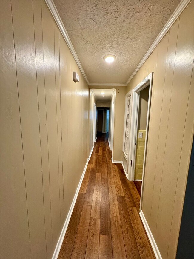 Building Photo - 4 Bed 2 Bath Brick House