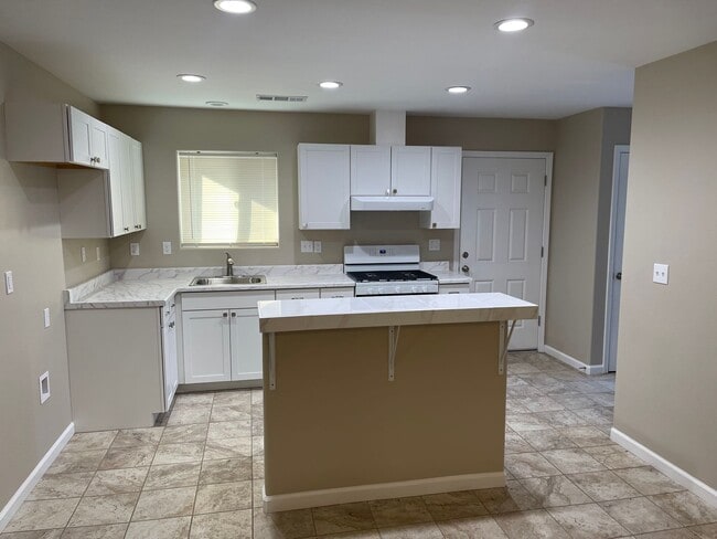 Building Photo - 354 1/2 S. G ST- 3 BEDROOM 1 BATH- EXETER