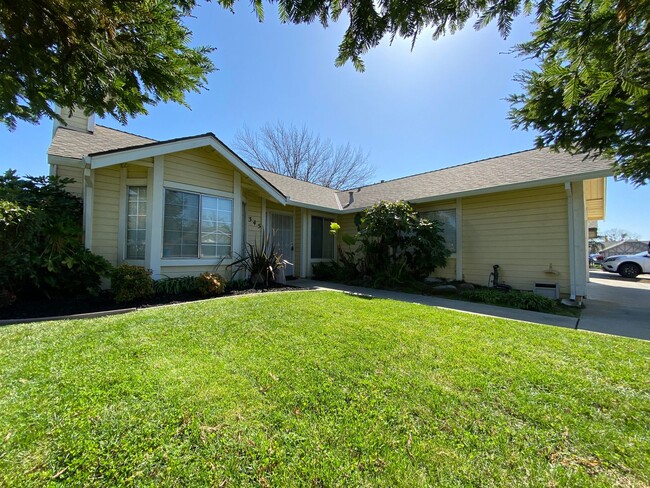 Primary Photo - 6 MONTH LEASE - 3 Bedroom / 2 Bath Great C...