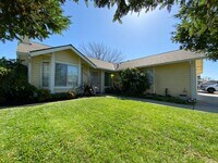 Building Photo - 3 Bedroom / 2 Bath Great Corner Lot in Tra...