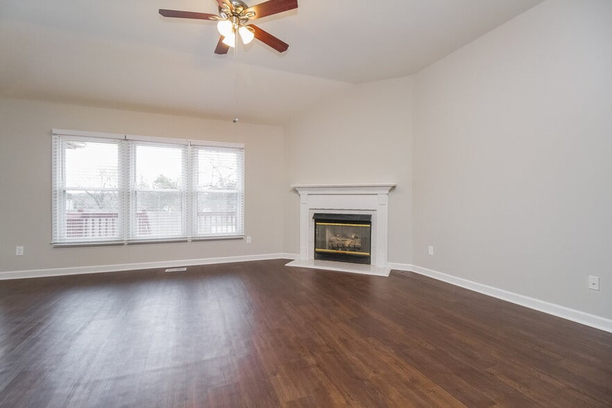 Building Photo - 5333 Roxborough Pass