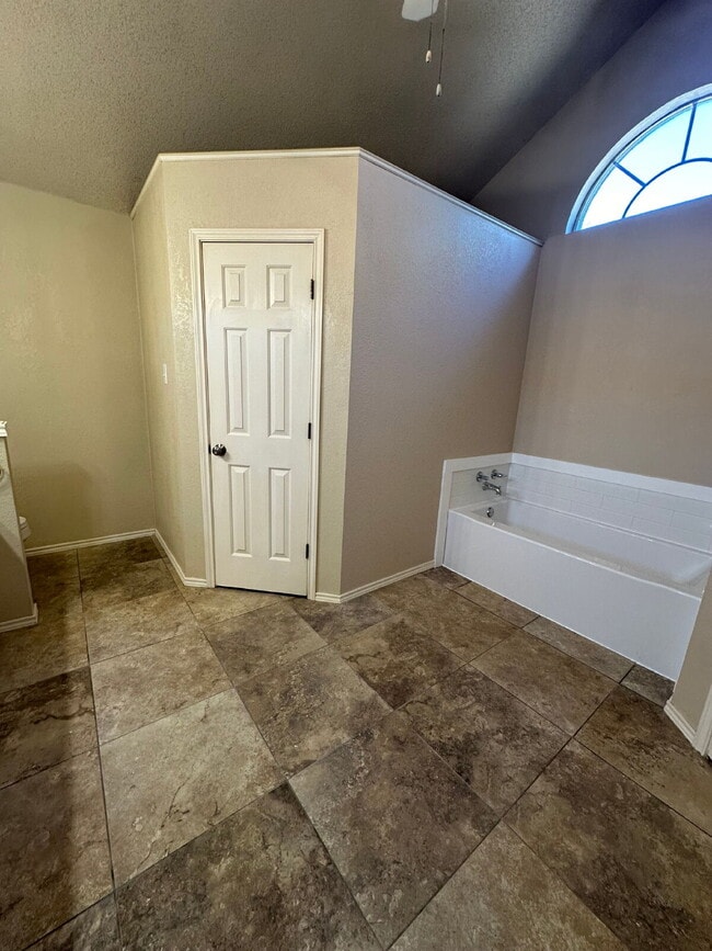 Building Photo - Spacious 3/2/2 - Freshly Updated