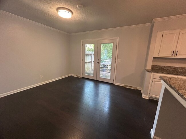 Building Photo - Large 4 bedroom 3 bathroom house in the he...