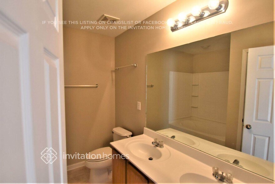 Building Photo - 2943 Edgewater St SW