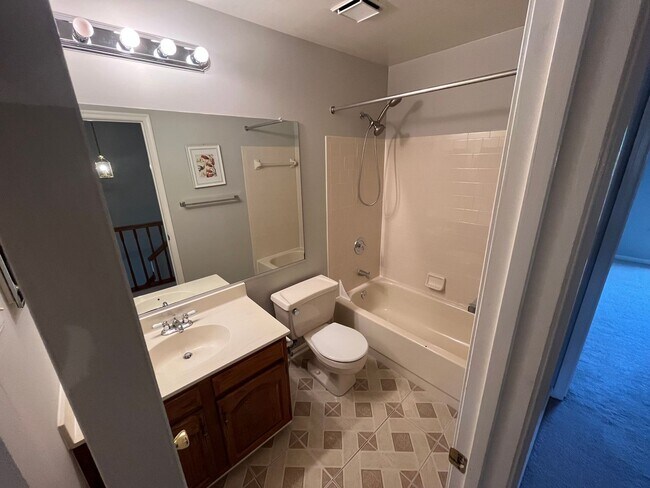 Building Photo - Updated 3 BR/2.5 BA Townhome in Dorsey Hall!