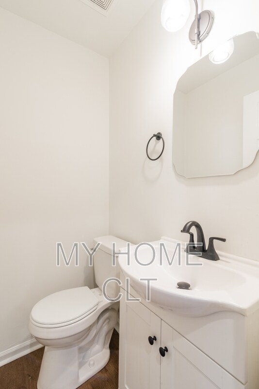 Building Photo - 929 Cantwell St