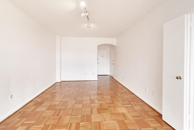 Building Photo - 1 Scott Cir NW