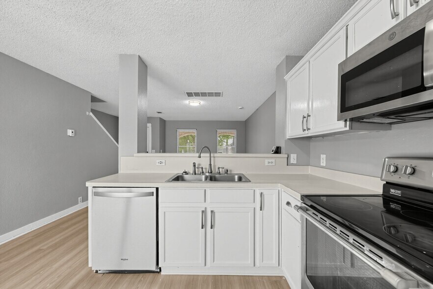 Building Photo - 3912 Sonoma Dr