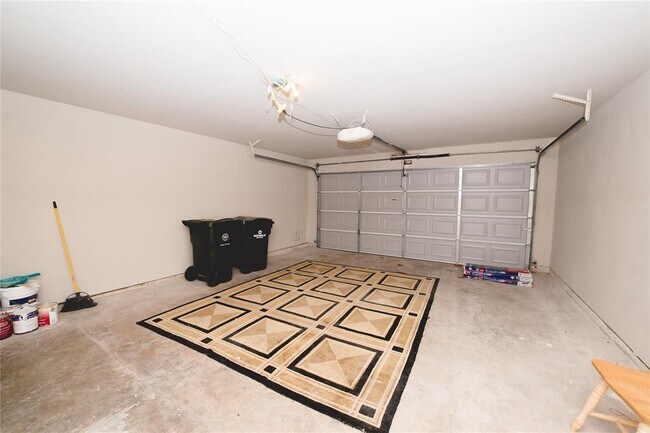 Building Photo - 3423 Hidden Creek Dr