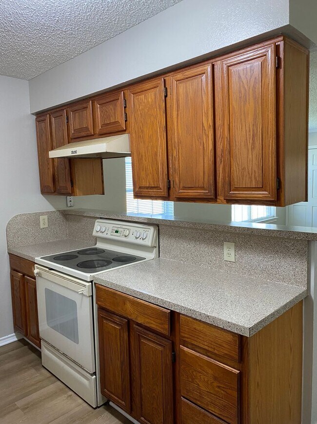 Building Photo - 1112 Valley View Dr