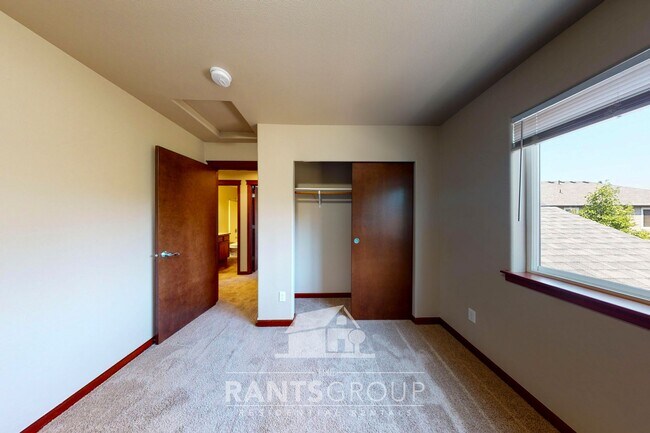 Building Photo - Beautiful Home In Puyallup! Easy JBLM Comm...