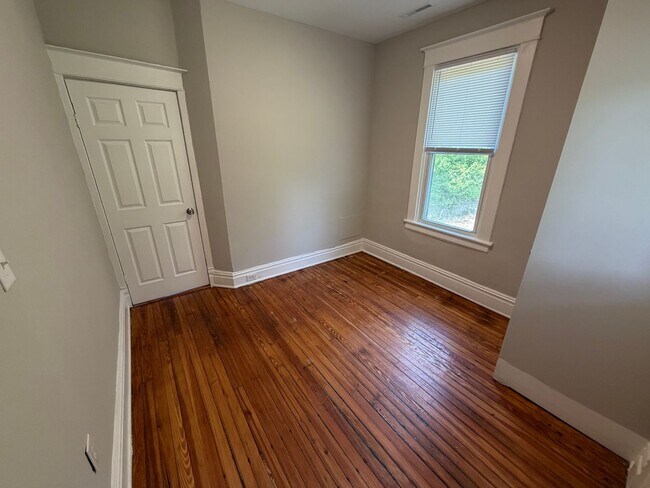 Building Photo - Charming 4bdrm/1.5bth Home Located in Richmond's North Highland Park w/Balcony!!