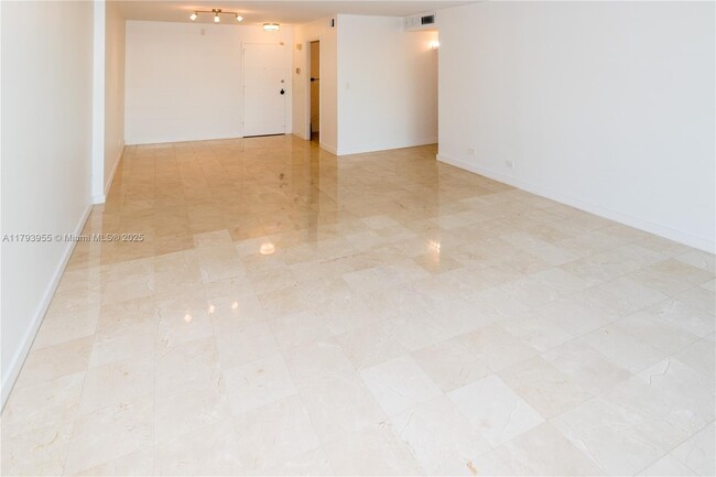 Building Photo - 10101 E Bay Harbor Dr