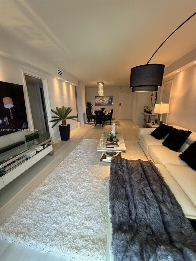 Building Photo - 5151 Collins Ave