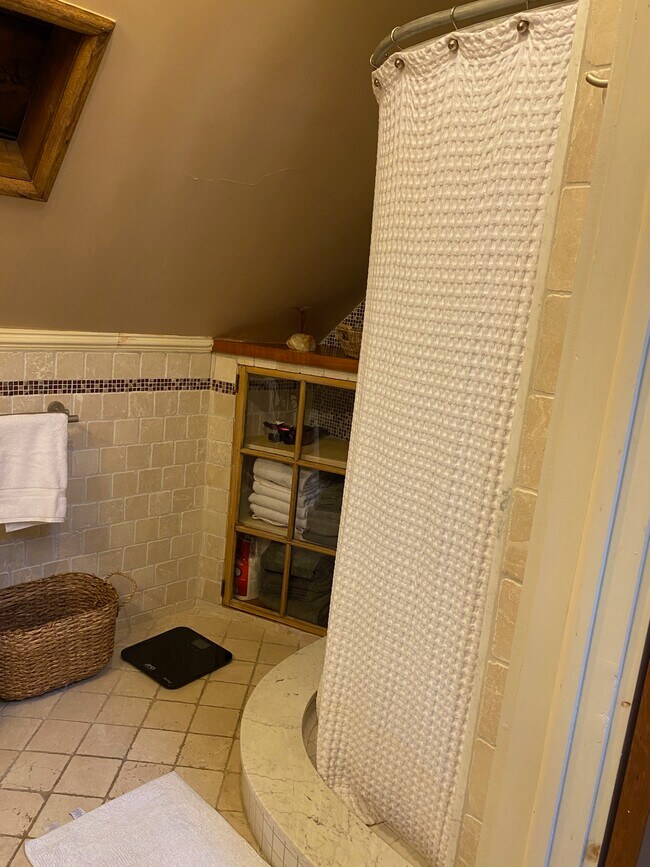 Building Photo - 285 Norwood Ave