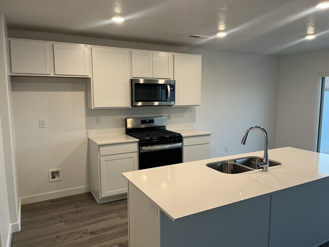 Building Photo - Beautiful 3 Bed Townhome with Amazing Amenities! 6 Month Lease