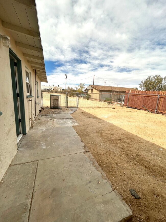 Building Photo - Eclectic 2 Bedroom 1 Bathroom Home
