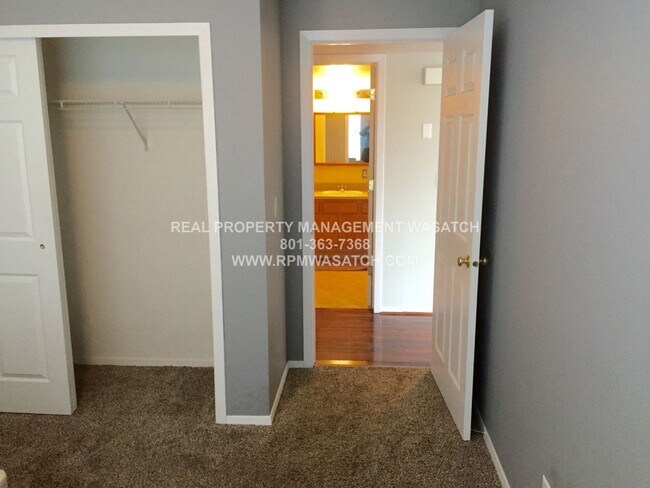 Building Photo - Come See This Spacious 2-bedroom 2-Bath in Downtown Salt Lake City!!