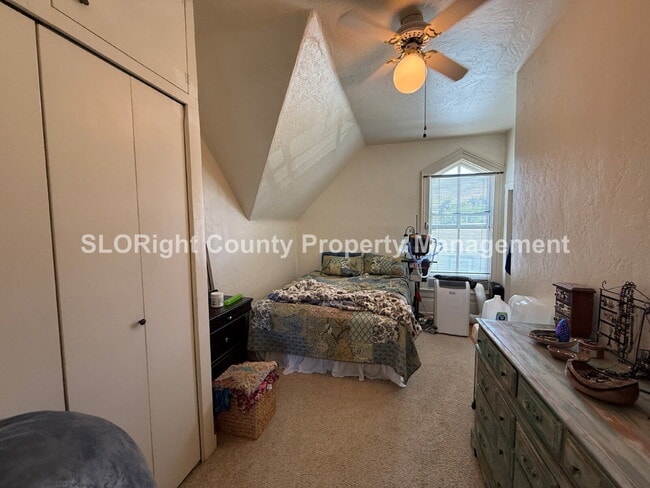 Building Photo - AVAILABLE OCTOBER - 1 Bed, 1 Bath Charming...