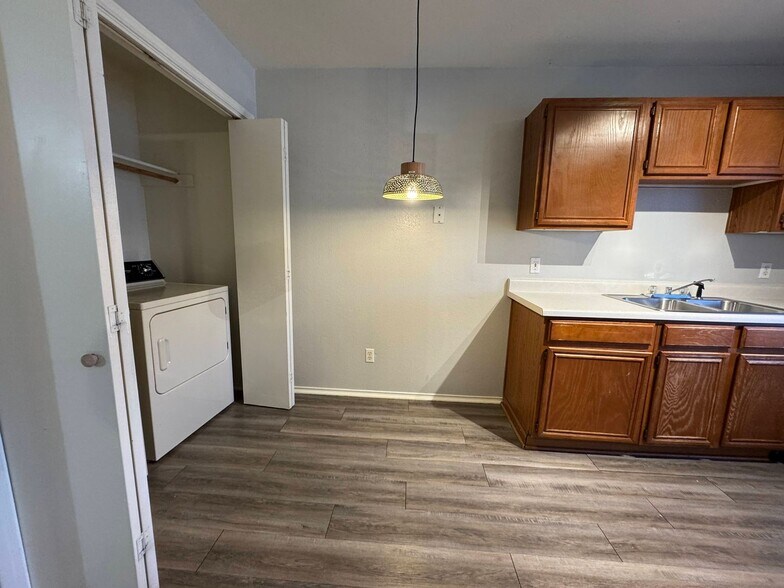 Building Photo - 1605 Benttree Dr