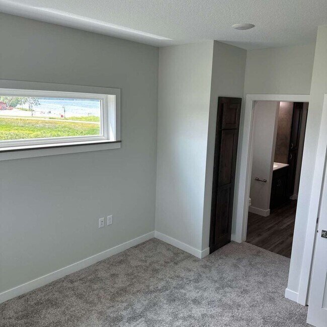 Building Photo - One Bedroom Bixby Condo