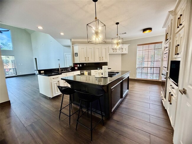 Building Photo - 8006 Oakwood Bend Dr