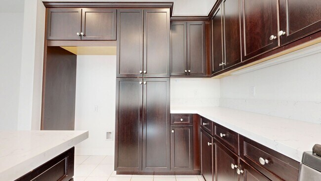 Building Photo - Bright & Beautiful 4 Bedroom 3 Full Bathroom Home!