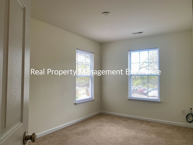 Building Photo - Raleigh Townhome Convenient to I440 & I540...