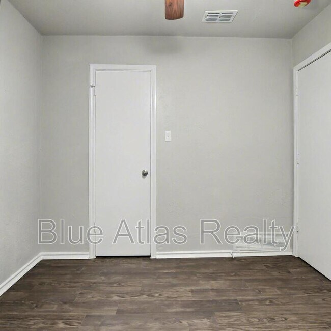 Building Photo - 1613 Continental Dr