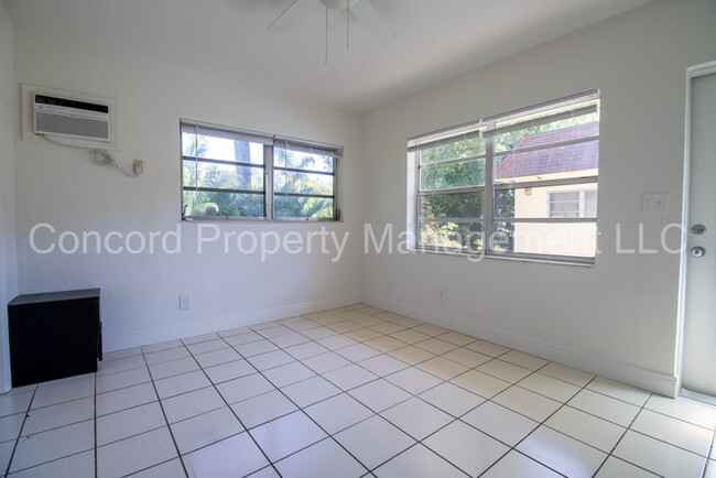 Building Photo - FURNISHED EFFICIENCY in Sailboat Bend with...