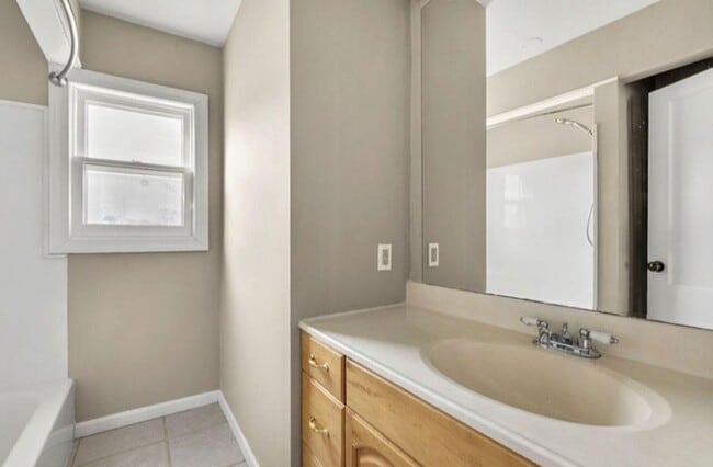 Building Photo - Available Now 2 bedroom 1 bathroom 1 car garage in Nixa!!