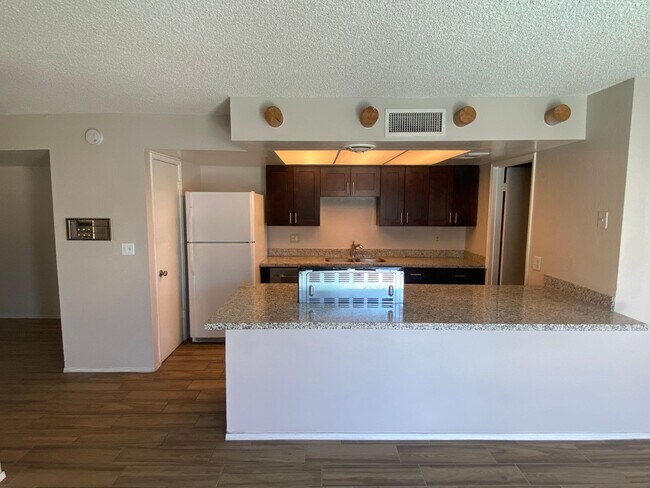 Building Photo - Charming 3 bedroom, 2 bath with Pool