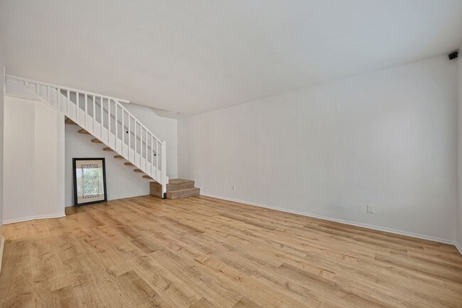 Building Photo - Beautifully Renovated Unit