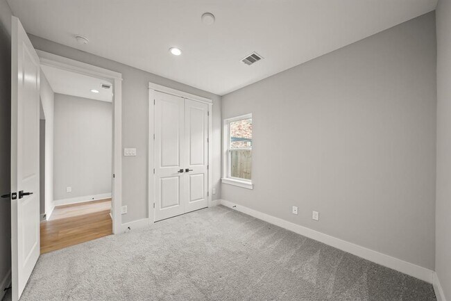 Building Photo - 823 Woodcrest Dr