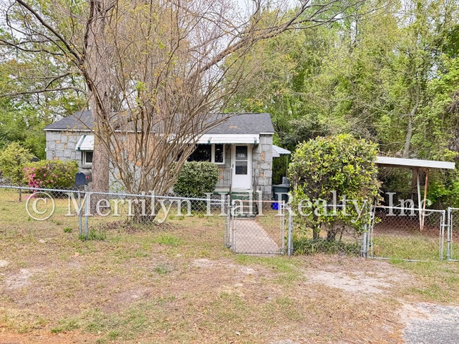 Building Photo - Freshly Updated 2BR Bungalow | New LVP Floors | Fenced Yard | Quiet Street