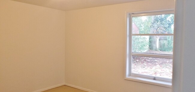 Building Photo - 3 BD 1BA Shoreline Rambler