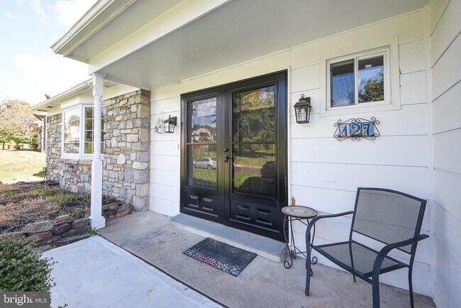 Building Photo - 127 Lark Dr