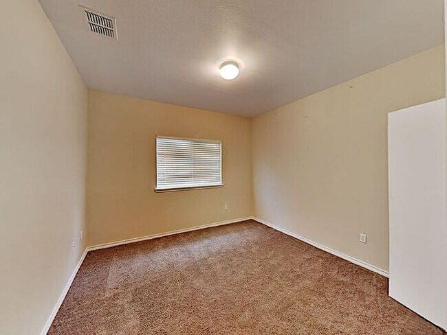 Building Photo - No Application Fees* $500 Off 1st Month - ...