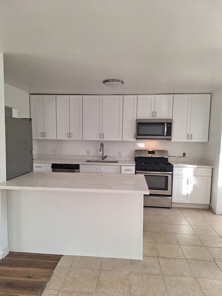 Building Photo - 1835 N Ave 53