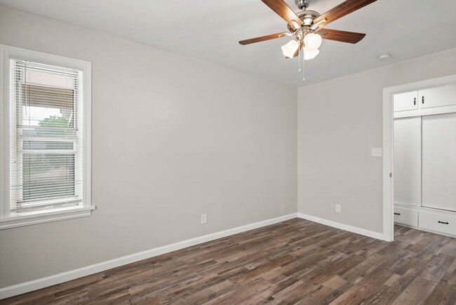 Building Photo - Babb Dr Duplex