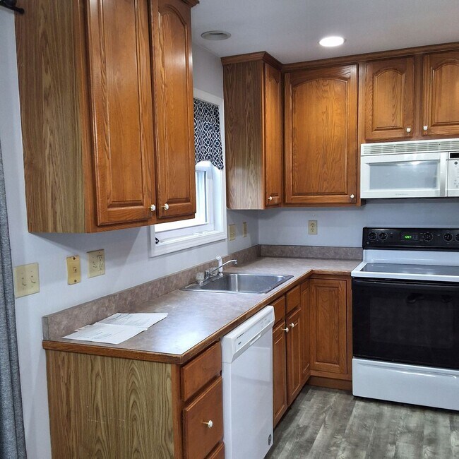 Building Photo - 2911 Miamiview Ct