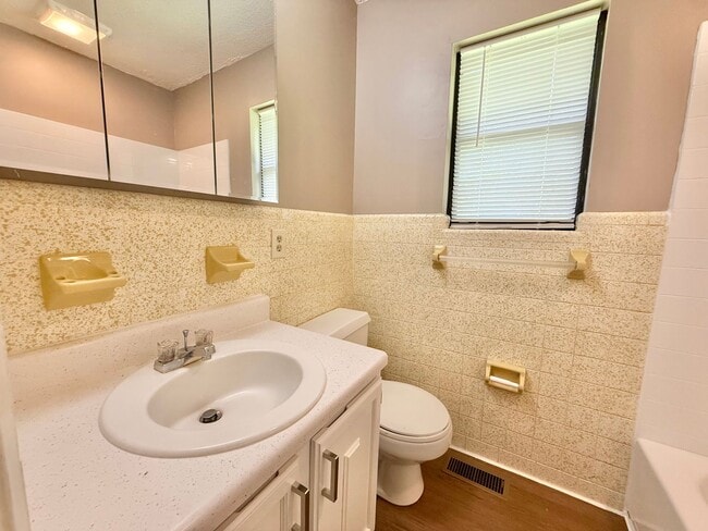 Building Photo - 916 Brentwood Dr