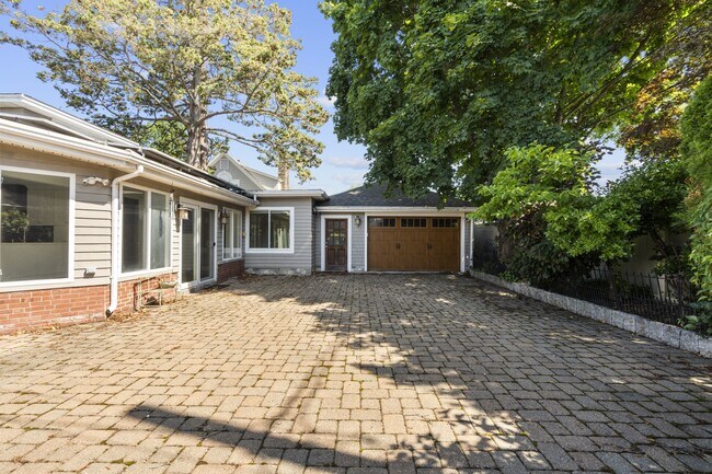 Building Photo - 25 Crescent Bluff Ave