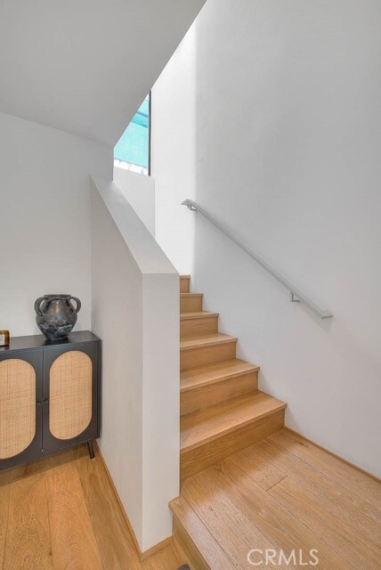 Building Photo - 1825 N Kenmore Ave