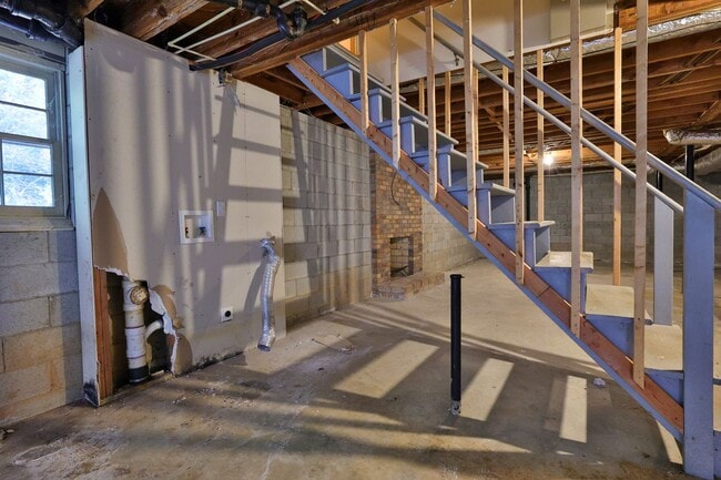 Building Photo - 5055 Cascade Rd