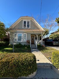 Building Photo - BRIGHT, SPACIOUS HOME IN PRIME SANTA CRUZ ...